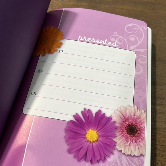 Mom’s Prayer Italian Purple Duo-Tone Leather Bible in Box - Picture 3 of 4